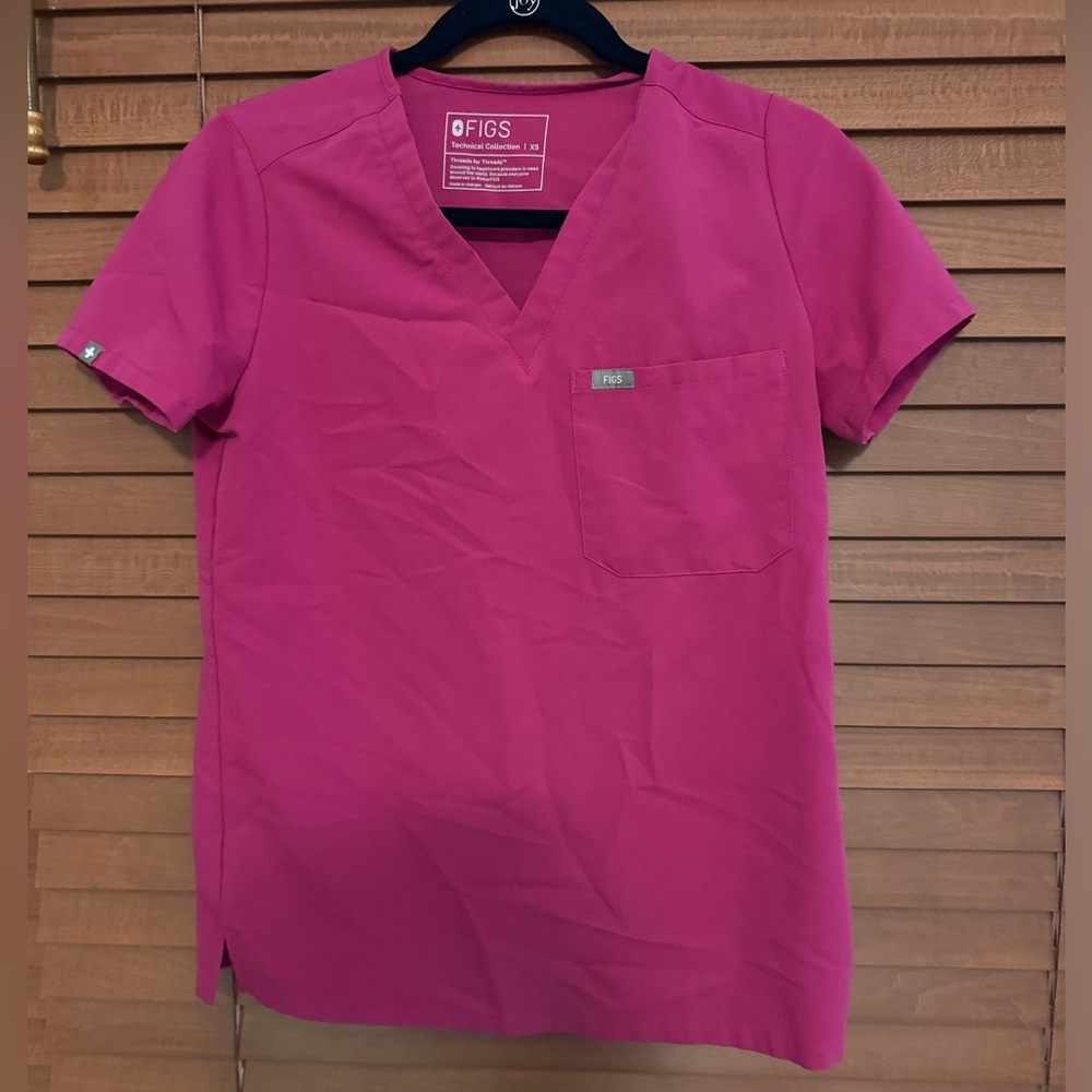 Figs raspberry XS one pocket scrub top